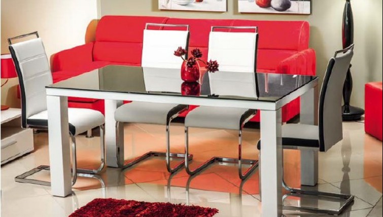 Krzesła tapicerowane ekoskórą na metalowych płozach i stół z połyskującym blatem