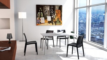 Nierozkładany stół w kolorze białym i czarne krzesła z tworzywa sztucznego